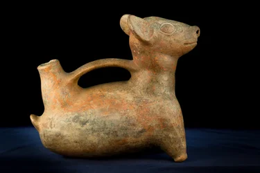 Zoömorf aardewerk met bruggreep / Vicus cultuur (terracotta)