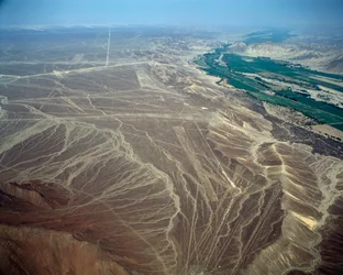 Luchtfoto van Nazca-lijnen die een vogel figuur voorstellen