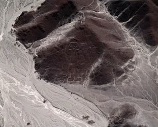 Luchtfoto van Nazcalijnen die een menselijke figuur voorstellen