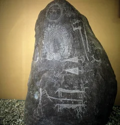 Beschaving van de Camunni, Prehistorie, rotstekeningen: grafrots, dieren, pijlpunt en spiralen - Stele van Bagnolo type 2 in Valcamonica (Camonica Vallei) (Italië)