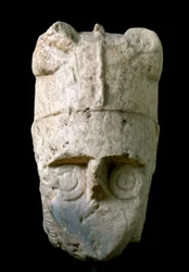 Hoofd van een boogschutter met een gehoornde helm (miles cornutus), afkomstig van Monte Prama (Cabras), bewaard in het Nationaal Archeologisch Museum van Cagliari