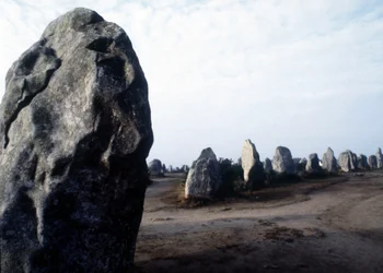 Megalithische Carnac-monumenten van Kermario.
