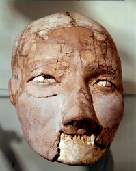 Neolithische kunst: menselijke schedel uit het Stenen Tijdperk (6000-4000 v.Chr.). Uit Jericho, Archeologisch Museum, Amman, Jordanië