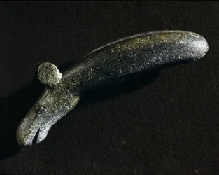 Prehistorie: dioriet werktuig in de vorm van een eland. Steentijd. Zweeds Museum van Nationale Oudheden, Stockholm, Zweden