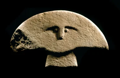 Prehistorische kunst: figuur gebeeldhouwd in de IJzertijd. 1100-800 v.Chr. La Spezia, Museo Comunale della Civilta Lunigiana