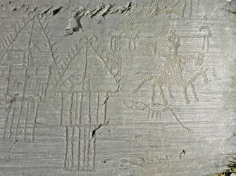 Prehistorie, beschaving van de Camunni, rotskunst: grafrots met taferelen uit het dagelijks leven in een dorp, hut op palen, paalwoningen, honden, vogels, herten en een man te paard. Periode tussen het Neolithicum en de Bronstijd. Rots nr. 35, Capo di