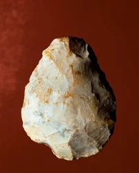 Prehistorie: lithische vervaardiging biface van Micoquian-type. Onder-Paleolithicum. Verona, Museo Civico di Storia Naturale, Italië