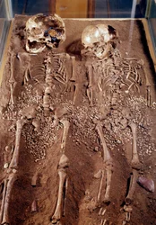 Prehistorie: skeletten van twee kinderen. 30000-25000 v.Chr. Uit de grot van Grimaldi. Saint-Germain-en-Laye, Museum voor Nationale Archeologie