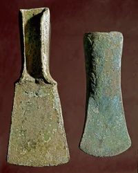 Prehistorie: bijl en speerpunt van vuursteen. Apennijnse beschaving (of Italiaanse bronstijd). 1400-1300 v.Chr. Perugia, Nationaal Archeologisch Museum van Umbrië