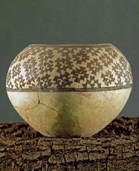 Prehistorie: kleivaas met geometrische decoraties van Anau type van de site van Gheoksjur (Zuid-Turkmenistan)