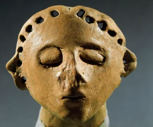 Prehistorie, cultuur van Cucuteni-Trypillia: hoofd van kleibeeld. 3000 v.Chr. Neolithicum, Steentijd. Chisinau, Historisch Instituut van Wetenschappen van de Republiek Moldavië