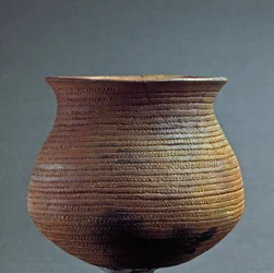 Prehistorie, Remedellocultuur: klokvormige vaas uit de grot Santa Cristina in Fiesse bij Brescia. Kopertijd. Eneolithicum. 2200 v.Chr. Rome, Nationaal Prehistorisch en Etnografisch Museum Luigi Pigorini