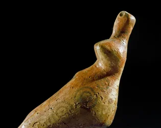 Prehistorie: vrouwelijke kleibeeldje van de site van Jalangac Depe (Zuid-Turkmenistan). 4000-3500 v.Chr. Eneolithicum, Kopertijd. Sint-Petersburg, Hermitage Museum, Rusland