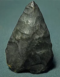 Prehistorie: amygdaloïde vuistbijl van vuursteen. Vroeg-paleolithicum. Verona, Museo Civico di Storia Naturale, Italië