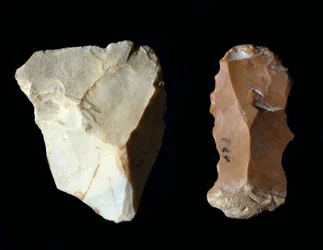 Prehistorie: vuurstenen werktuigen. Neolithicum, Steentijd. Archeologisch Museum van Fermo, Italië