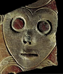 Prehistorie: fragment van kleivaas versierd met een masker van een site nabij Vosnesenovka (Rusland). 3000 v.Chr., Neolithische Tijd. Museum voor Archeologie en Etnografie van de Siberische Tak van de Russische Academie van Wetenschappen, Novosibirsk, Rusl