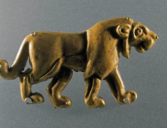 Prehistorie: leeuwenbeeldje in gouden bladeren uit het grafheuvel (kurgan) van Maikop (Kaukasus). 3000-2500 v.Chr. Eneolithicum, Kopertijd. Sint-Petersburg, Hermitage Museum, Rusland