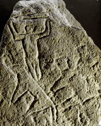 Prehistorie, rotskunst: petroglief (graffiti op steen), gravure van een jachttafereel, neolithicum, steentijd