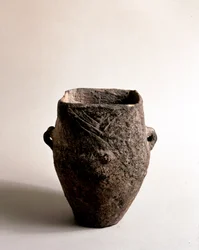 Prehistorie: terracotta vaas met vierkante opening uit het neolithicum van de Caverna Delle Arene in Candide (Ligurië). Pegli, Museo Villa Pallavicini