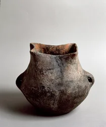 Prehistorie: terracotta vaas met vierkante opening uit het neolithicum van de Caverna Delle Arene in Candide (Ligurië). Pegli, Museo Villa Pallavicini