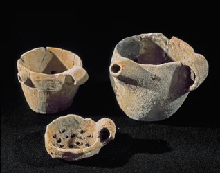 Prehistorie: diverse accessoires voor tafelgerei. IJzertijd. Uit Umbrië. Perugia, Museo Archeologico Nazionale dell
