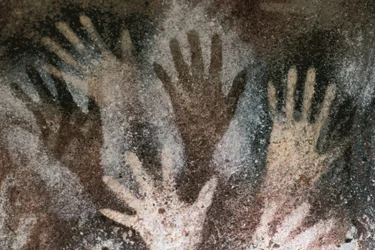 Rotstekeningen van de Prehistorie: grot met handafdrukken. Neolithische Periode, Grot van de Handen. Argentinië, Santa Cruz