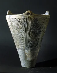 Terracotta vaas uit de Jomon-periode (prehistorie in Japan). Rome, Nationaal Museum voor Oosterse Kunst