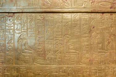 De buitenste gouden schrijn van de grafkamer van Toetanchamon, Egyptisch Museum, Caïro, Egypte