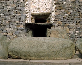Uitzicht op de ingang van het prehistorische monument in Newgrange, 3200 v.Chr.