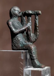 Muzikant die de cither bespeelt (bronzen beeldje, 4e-2e eeuw v.Chr.)
