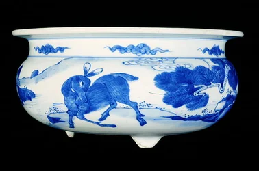 Wierookvat beschilderd in onderglazuur blauw met herten in een landschap, Kangxi-periode (1662-1722)
