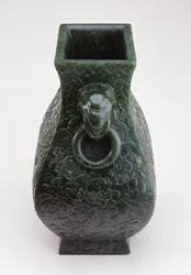 Keizerlijke Vaas van Brons Fang Hu Vorm, Qianlong Periode (1736-96) (jade)