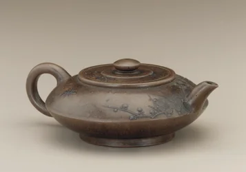 Theepot met valse markering van Gong Chun, Yixing, Jiangsu provincie