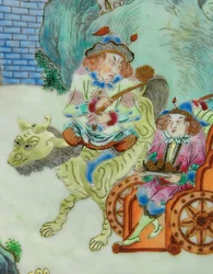 Detail van een paar keizerlijke Famille Rose vazen