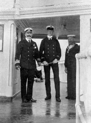 Commodore Sir Archibald Milne 1855-1938 en zijn onderluitenant, Pipon, 1908