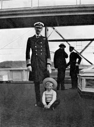 Koning Haakon VII van Noorwegen 1872-1957 met zijn zoon Olav 1903-1991, 1908
