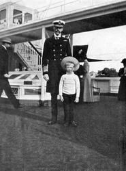 Koning Haakon VII van Noorwegen met zijn zoon Olav, 1908