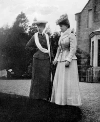Mary van Teck 1867-1953, Prinses van Wales, met de Hertogin d