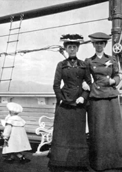 Prins Olav 1903-1991 met Lady Antrim en Miss Knollys, 1908