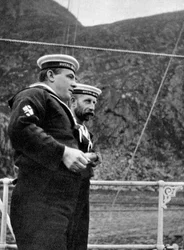 Twee matrozen op het koninklijke jacht voor de kust van Noorwegen, 1904-1908