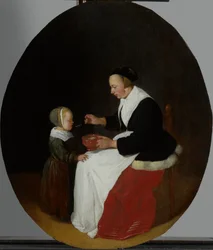 Een moeder voedt haar kind met pap