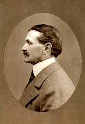 Robert Smythe Hichens, Engelse journalist en romanschrijver