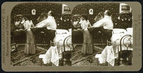 Stereoscopische kaart die een vrouw toont die in een korset wordt geregen, uitgegeven door de American Stereoscopic Company