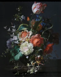 Bloemen in een glazen vaas met een tulp