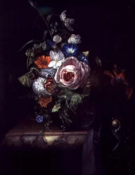 Rozen en andere bloemen in een glazen kom