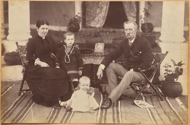Kolonel Carpendale en familie, Neemuch (recto, onderaan)