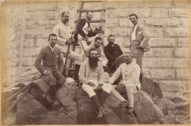 Leidinggevend personeel van Messrs. Glover & Co. bij de Sindh-brug (recto, bovenaan)