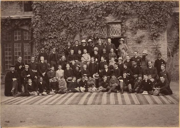 Leerlingen en personeel van de middenklassen, Bishop Cotton School, Shimla (verso)