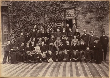 Basisschoolklas, Bishop Cotton School, Shimla (recto)