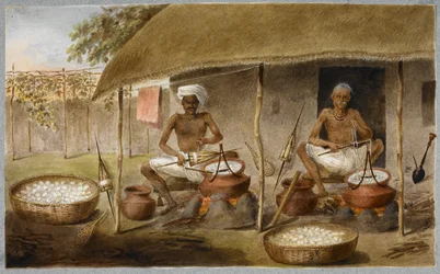 Twee mannen die buiten een hut zitten en zijde uit cocons trekken en het op spoelen winden door de cocons in water te koken, c.1820